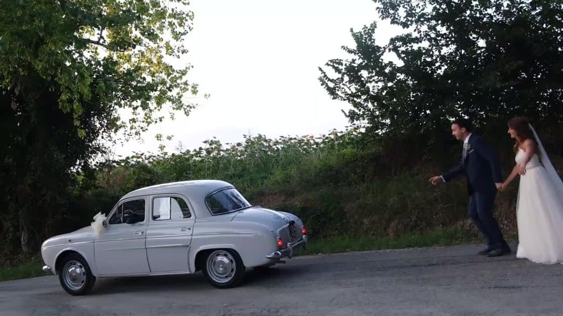 Пара у ретро-автомобиля